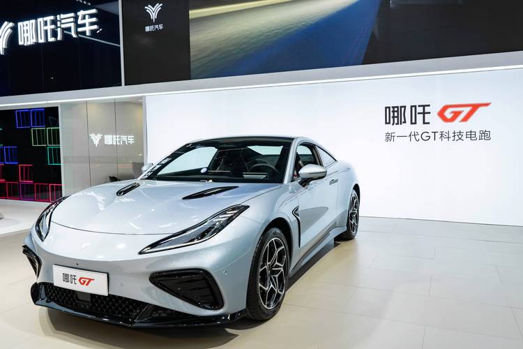 重庆301哪吒汽车在智能汽车领域的表现，领途汽车在新能源汽车市场中的影响力